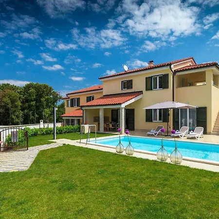 Holiday home Lola Pula