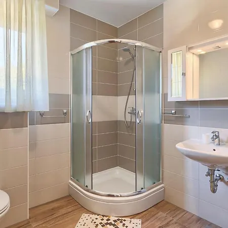 Lola Semesterbostad Pula