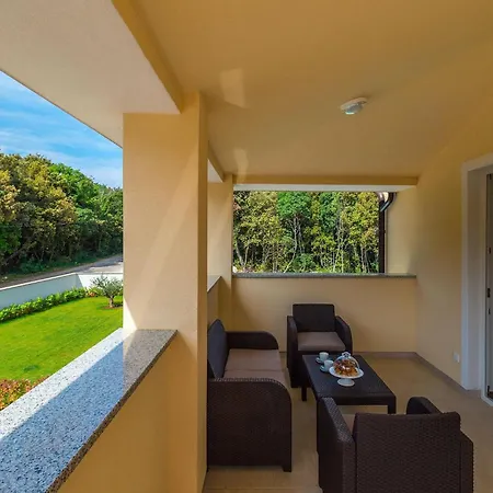 Semesterbostad Lola *