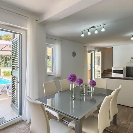 Lola Semesterbostad Pula